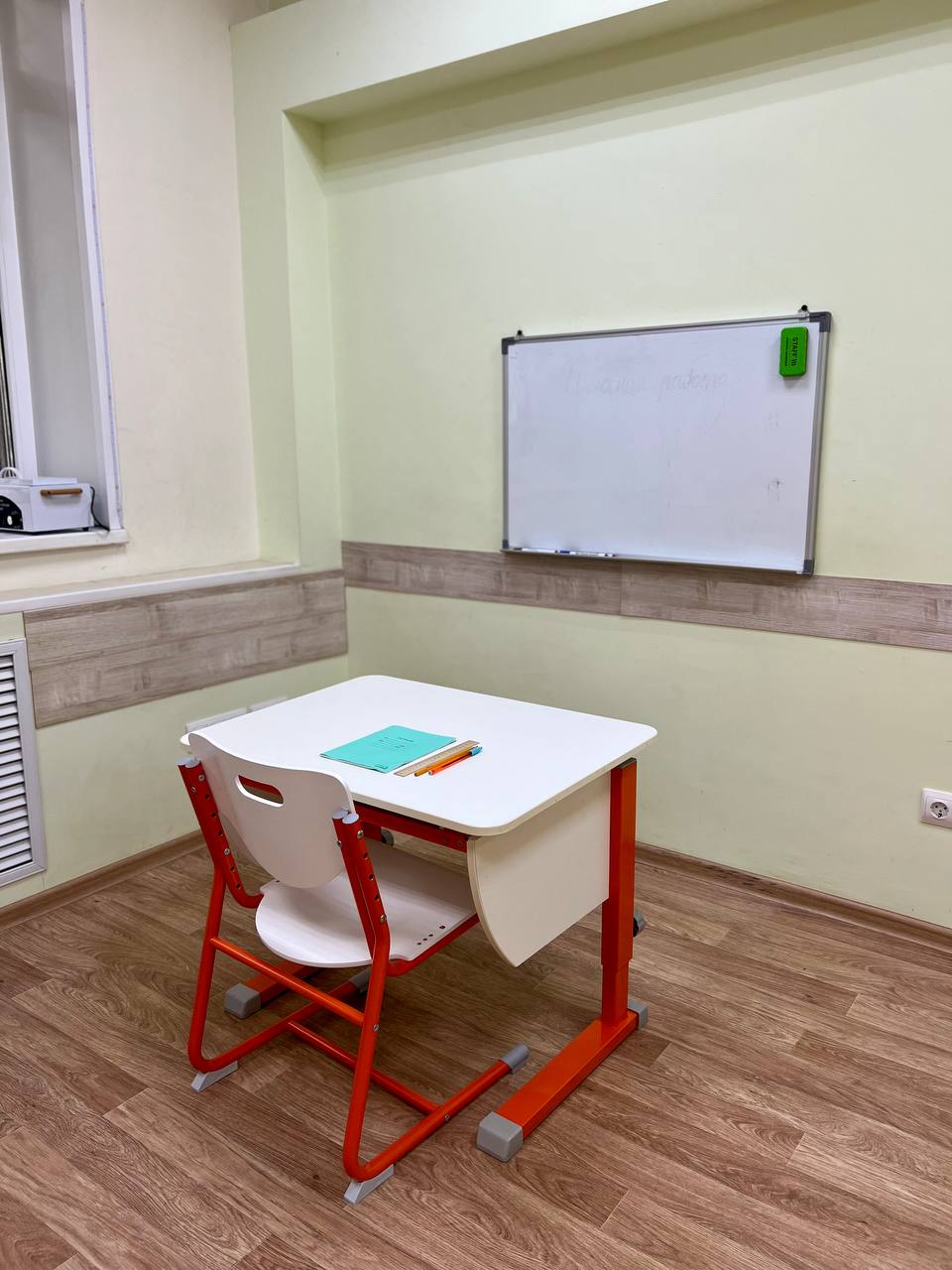 Учебный класс с детской партой и маркерной доской